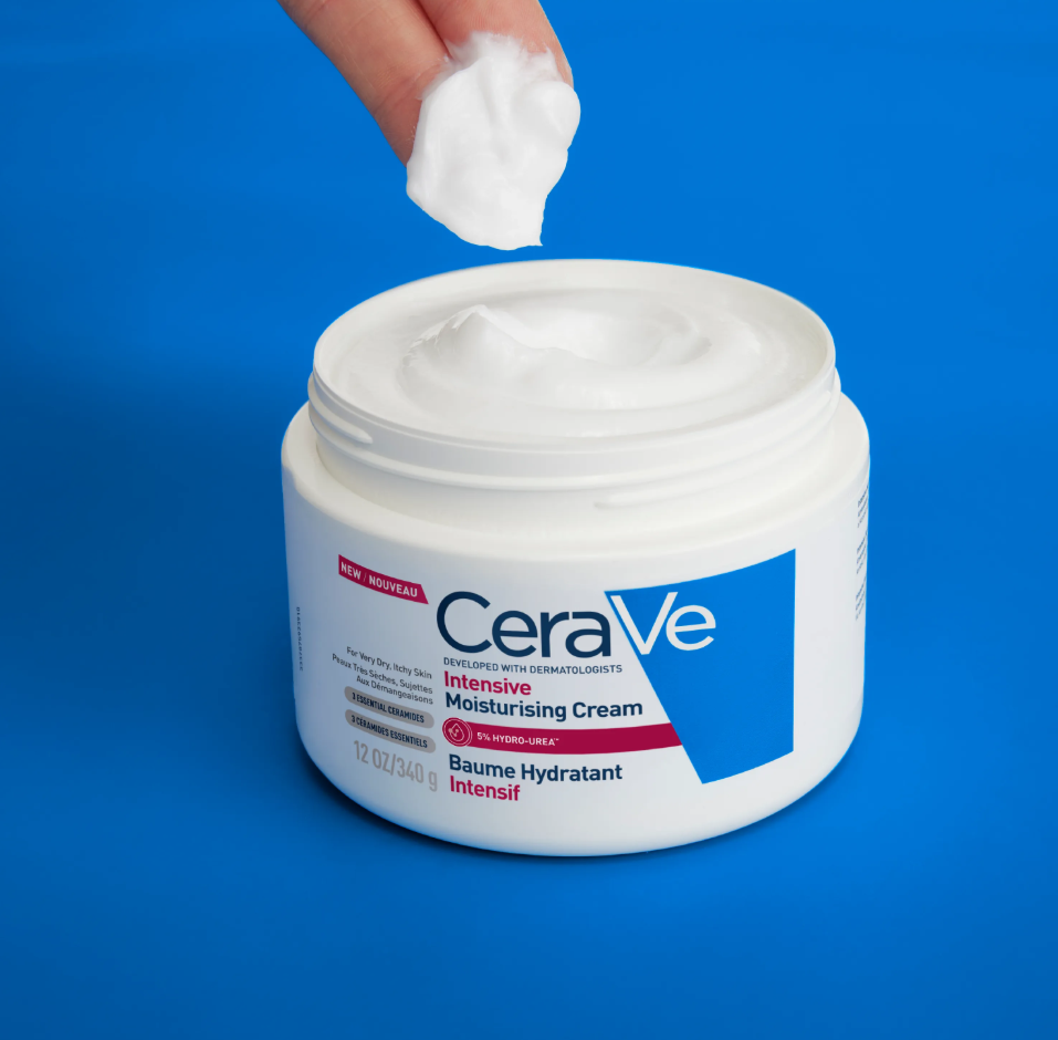 CeraVe Baume Hydratant 長效滋潤修復霜 加強版 340g CeraVe Intensive Moisturizing Cream with a hand applying cream on a blue background